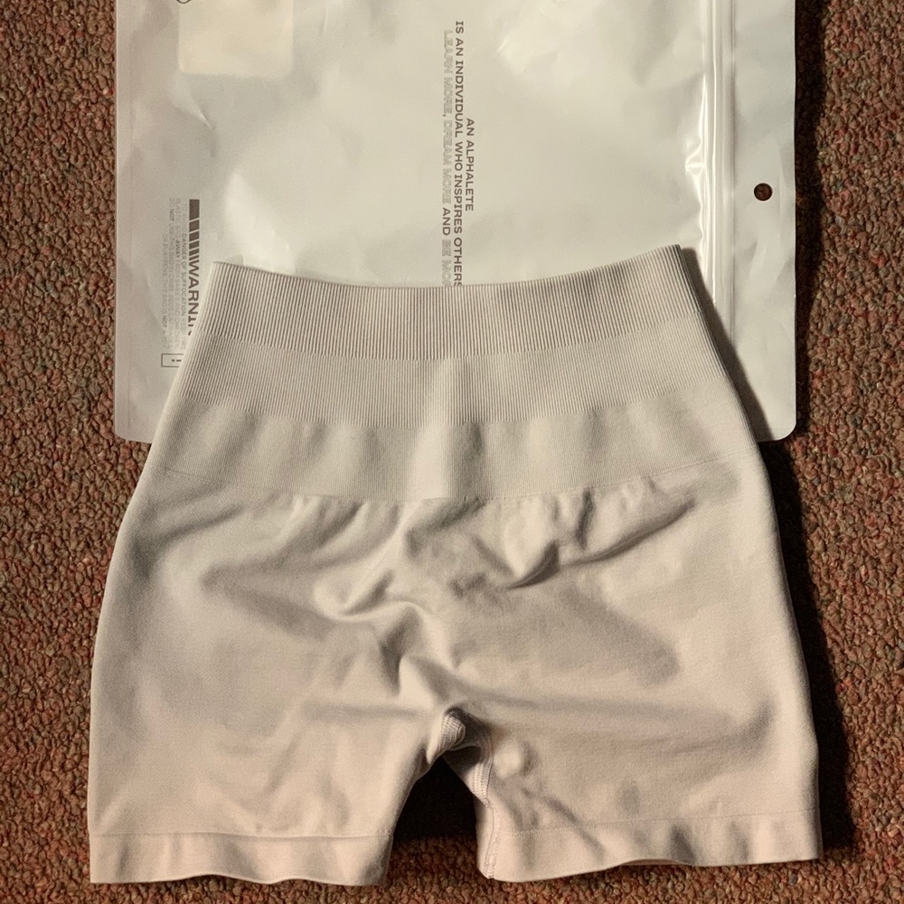 Alphalete Amplified Shorts in Silver Sky